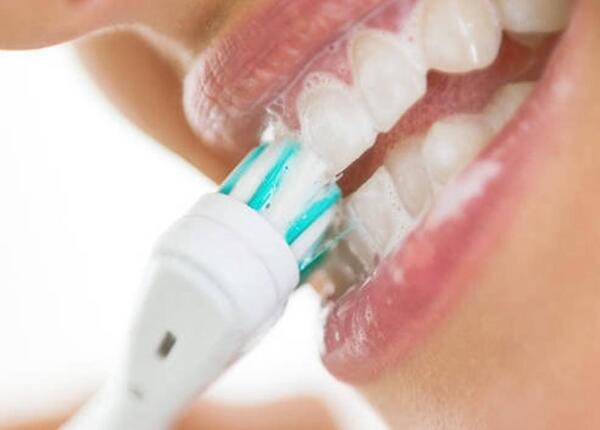 使用電動(dòng)牙刷刷牙