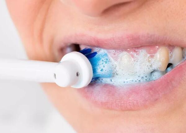 怎樣用電動牙刷刷牙？掌握“巴氏刷牙法”，清潔效果更佳！