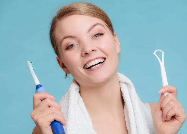 電動牙刷怎么刷舌頭？兩分鐘教你學會用電動牙刷刷牙