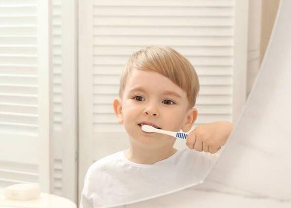 如何用兒童電動(dòng)牙刷刷牙？?jī)和妱?dòng)牙刷使用方法，一篇全覽