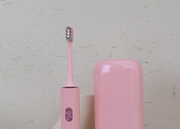 成人電動(dòng)牙刷兒童能用嗎？?jī)和褂贸扇穗妱?dòng)牙刷的危害