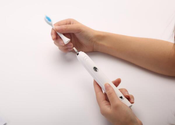 電動(dòng)牙刷多久換一次刷頭合適？電動(dòng)牙刷頭更換周期為三個(gè)月一次