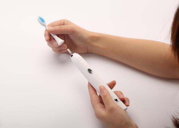 電動(dòng)牙刷的三大基礎(chǔ)保養(yǎng)方法