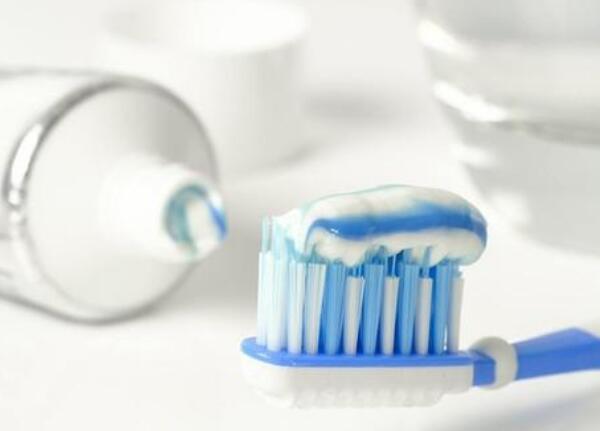 手動(dòng)牙刷一般多久要換？牢記這些手動(dòng)牙刷使用小常識(shí)