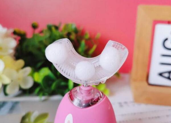 硅膠u型兒童牙刷怎么刷牙？媽媽看完更安心！