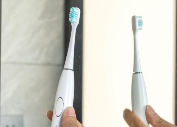 使用電動牙刷手抖正常嗎？刷博士來解答！
